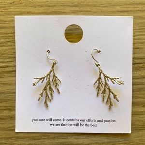 NWT Earrings- Faux Silver Wreath Leaf Pattern Dangling Earrings